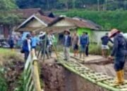 Warga Kaget, Jembatan Tiba-tiba Roboh Saat Perbaikan