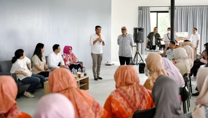Menteri Pemberdayaan Perempuan dan Perlindungan Anak Veronica Tan Kunjungi SMK Negeri Tegalwaru Didampingi Bey Machmudin