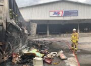 Kebakaran di Gudang JNE Gedebage, Truk Container Terbakar