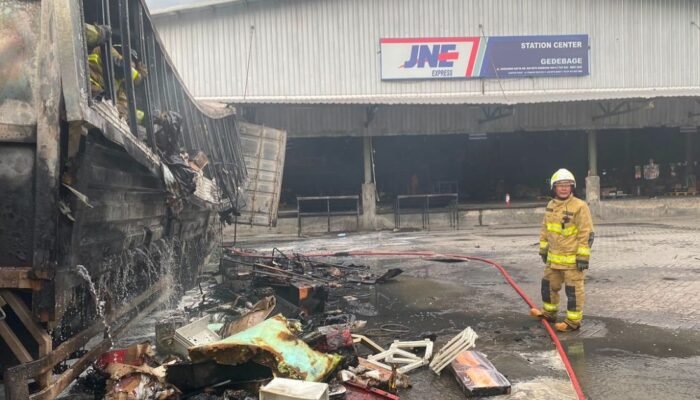 Kebakaran di Gudang JNE Gedebage, Truk Container Terbakar
