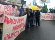 KPU dan Bawaslu Melahirkan Walikota 100 Ribu, Ungkap Pendemo Pembawa Spanduk