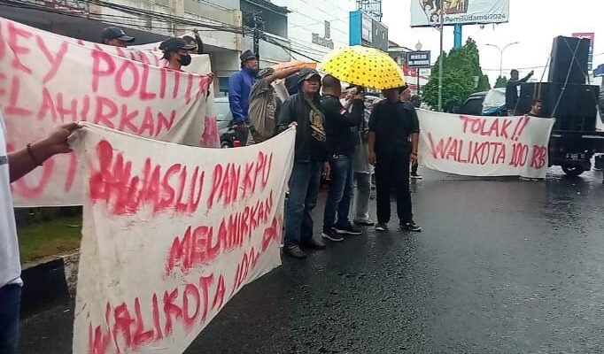 KPU dan Bawaslu Melahirkan Walikota 100 Ribu, Ungkap Pendemo Pembawa Spanduk
