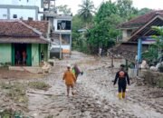 Pasca Banjir Bandang 500 Warga Mengungsi ke Tempat yang Lebih Aman