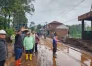 Jalan Garut – Cikajang Diterjang Banjir Lumpur Pj Bupati Garut Barnas Adjidin Cek Lokasinya