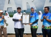 Wujudkan Ekonomi Inklusif Berkelanjutan, Kain Tenun Bulu Motif Turih Wajit Pecahkan Rekor MURI Terpanjang