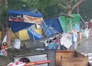 Hujan Deras Disertai Angin Kencang Akibatkan Saung Pedagang Beterbangan