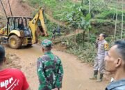 Polsek Banjarwangi Bersihkan Material Tanah Longsor