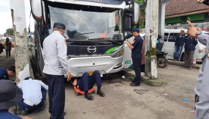 Petugas Gabungan Menggelar Ramp Check Kelayakan Kendaraan Umum Jelang Nataru