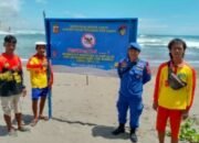 Antisipasi Lonjakan Wisatawan Diakhir Tahun Baru 2024, Satpolairut Pantai Selatan Garut Pasang Tanda Bahaya.