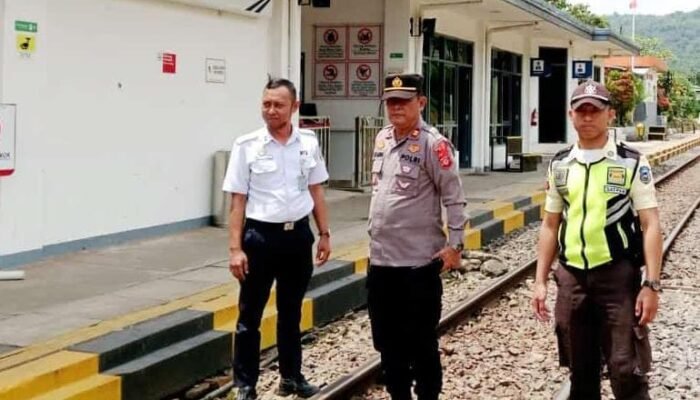 Polsek Malangbong meninjau Stasiun Cipeundeuy, ” Ini Hasilnya