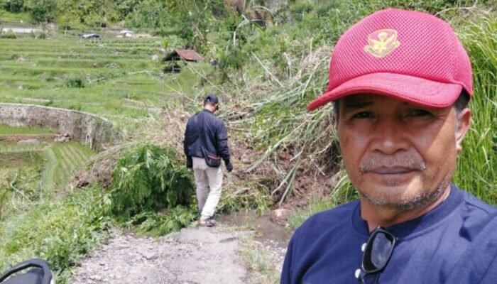 Jalan Penghubung Dua RW di Desa Cilame Kecamatan Kutawaringin Terputus Akibat Longsor