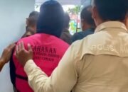 Seorang ASN Berinisial R Usai Diperiksa Langsung Ditahan Mengenakan Rompi Tahanan Berwarna Merah Muda