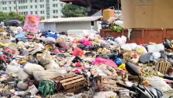Sampah di Pasar Antri Menumpuk dan Tercium Aroma Busuk