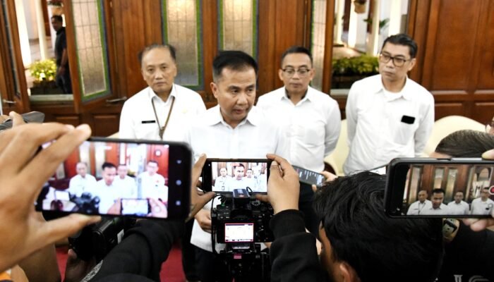 Bey Machmudin Umumkan Upah Sektoral 2025