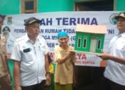 Kades Jatimulya Sepatan Timur Serah Terima Tiga unit Rumah Layak Huni ke warga Gakin
