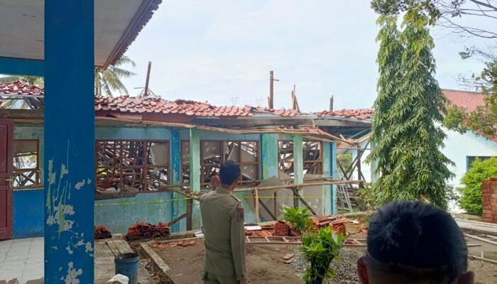 Baru Selesai Renovasi, Dua Ruang Kelas SMPN 1 Sindangwangi Ambruk