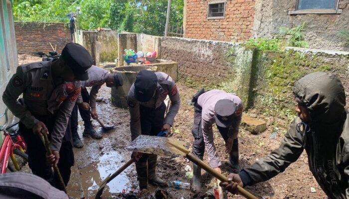 Polres Garut dan Unsur Forkopimcam Laksanakan Kerja Bakti Pembersihan Dampak Bencana Banjir