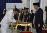 PJ Gubernur Jawa Barat Bey Machmudin Serahkan SK Pergantian PJ Walikota Cimahi Dicky Saromi Kepada Beny Bachtiar