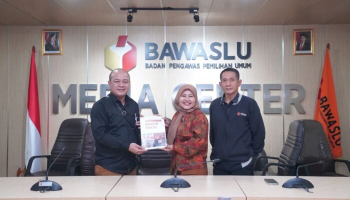 Bawaslu Kota Cimahi Akhmad Yasin Nugraha Serahkan Laporan Akhir Kehumasan Tahun 2024 ke Biro Hukum dan Humas Bawaslu RI