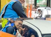 Apresiasi Kepada Pengguna Jalan, JTT Bagikan Souvenir di Sejumlah Gerbang Tol Wilayah Trans Jawa pada Malam Tahun Baru 2025