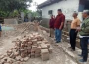 Anggota DPRD Garut Yudha Puja Turnawan Berikan Bantuan kepada Keluarga Pak Elan yang Rumahnya Roboh”