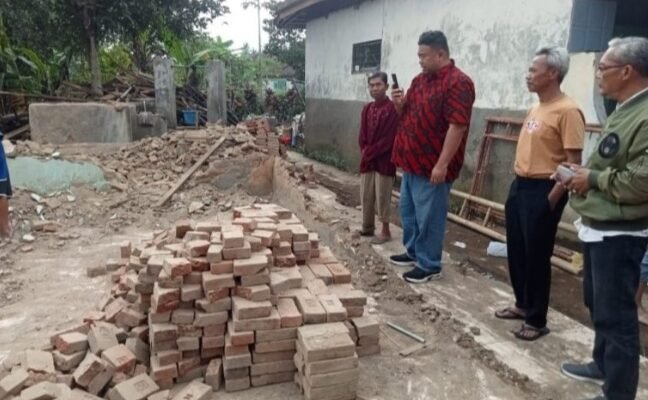 Anggota DPRD Garut Yudha Puja Turnawan Berikan Bantuan kepada Keluarga Pak Elan yang Rumahnya Roboh”