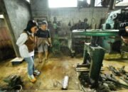 Amanda Kunjungi Perajin Golok di Kawasan Cibatu Sukabumi