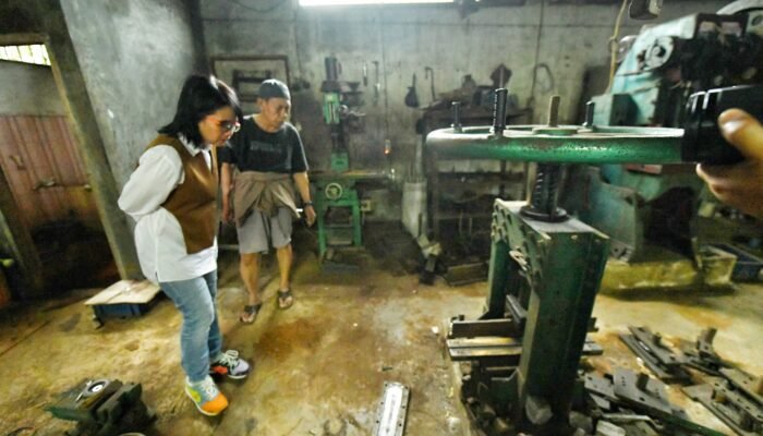 Amanda Kunjungi Perajin Golok di Kawasan Cibatu Sukabumi
