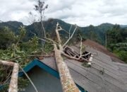 Akibat Angin Kencang, Rumah Suhendar Di Talegong Rusak Ringan Bagian Atapnya.