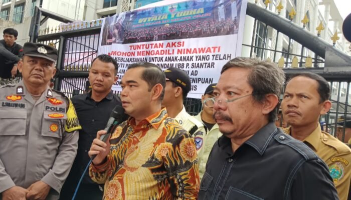 Forum Orangtua CASIS Korban Penipuan Masuk TNI AD RINDAM Gerudug Kantor DPRD Sumut Tuntut Nina Wati Adili Dan Penjarakan