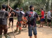 Hina Adat, Puluhan Masyarakat Turun Pagar Jalan CPO PT. GKM