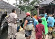 Pengecekan Tanah Longsor di Banjarwangi, Kapolsek Ingatkan Warga Waspada