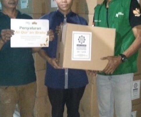 Rumah Wakaf Indonesia dan Itqan Peduli Salurkan 100 Dus Al-Qur’an Braille ke LSM Titian Bangsa