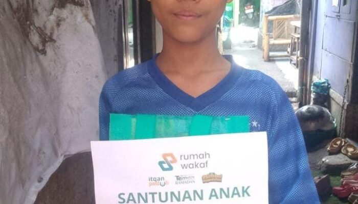 Itqan Peduli dan Rumah Wakaf Indonesia Salurkan Alat Tulis untuk Anak Yatim