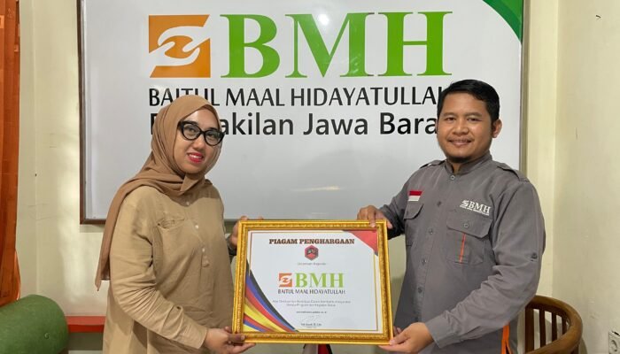 BMH Terima Piagam Penghargaan dari Komisaris PT Branded Mandiri Persada