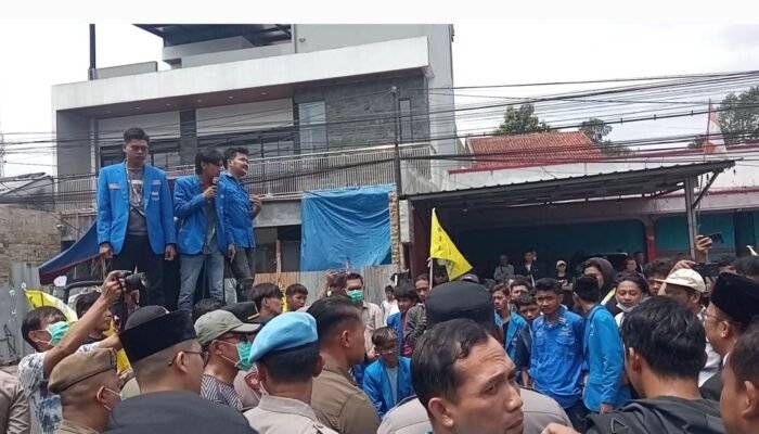 Usai Sertijab Walikota di Demo Puluhan Mahasiswa