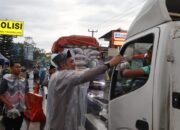 Diguyur Hujan Lebat, Ratusan Polisi Bagikan Ratusan Takjil Kepada Pengendara dan Masyarakat