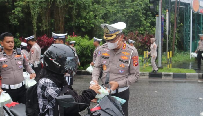 Wujud Kepedulian di Bulan Ramadhan, Ditlantas Polda Kalbar Bagikan Takjil Gratis di Bundaran Tugu Digulis Untan
