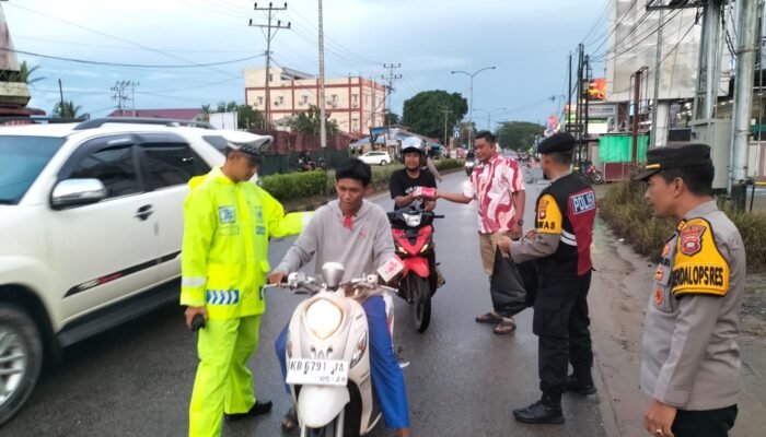 Kabag Ops Pimpin Pembagian Takjil Polres Melawi