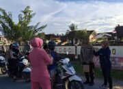 Kapolres Melawi, Wakapolres Melawi Dan Kapolsek Nanga Pinoh Membagikan Takjil Gratis Pada Bulan Suci Ramadhan 1446 H / 2025