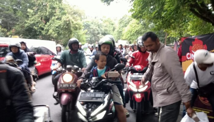 Perkumpulan Jurnalis Peduli Masyarakat (PJPM) dan Bacunner’s Cimahi Bagi-bagi Takjil di Bulan Ramadhan