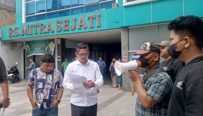 Diduga 3 Kasus Malapraktik di Rumah Sakit Mitra Sejati, Puluhan Mahasiswa Lakukan Aksi Unjuk Rasa Blokade Jalan Desa dan Tutup Rumah Sakit