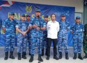 Ribuan Warga Rela Ngantri Untuk Dapatkan Sembako Gratis Dari TNI AU