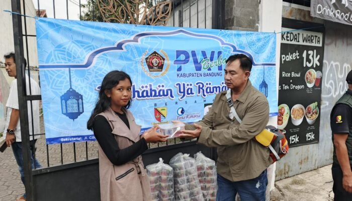 Peduli Antar Sesama, PWI Kabupaten Bandung Bagi-bagi Takjil Gratis
