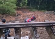 Bantalan Rel Kereta Api di Tasikmalaya longsor, Penumpang Terpaksa Naik Bus