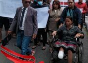 Gunakan Kursi Roda, Korban Dugaan Malapraktek RS Mitra Sejati Minta Kapoldasu Tindaklanjutin Laporannya