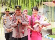 Kapolres Melawi Menjalani Rangkaian Tradisi Memasuki Mako Polres Melawi