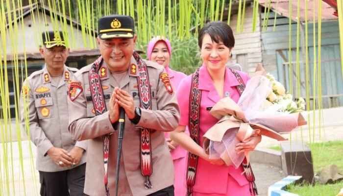 Kapolres Melawi Menjalani Rangkaian Tradisi Memasuki Mako Polres Melawi