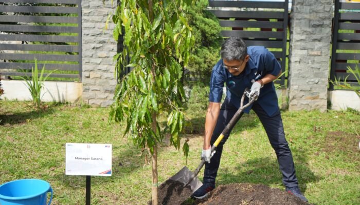 Bantu Masyarakat dan Hijaukan Lingkungan, KAI Daop 2 Bandung Perkuat Program TJSL