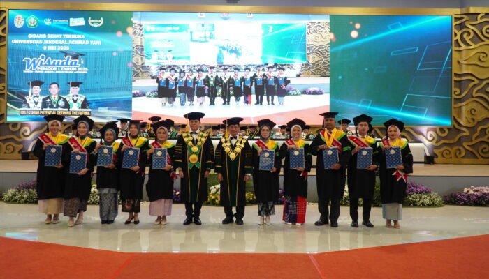 Unjani Cimahi Lantik 1.561 Wisudawan, Kukuhkan Lulusan Terbaik dan Raih IPK Sempurna